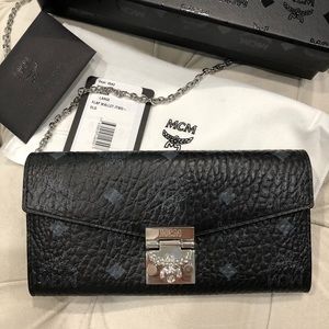MCM visetos flap wallet on the chain black